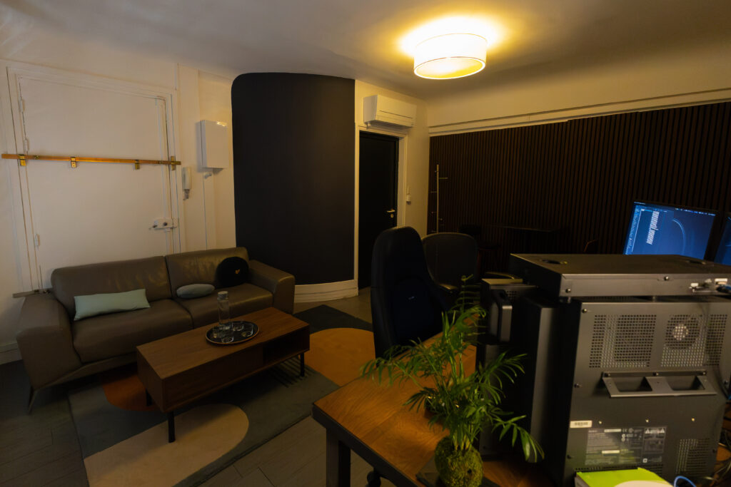EDITING ROOM 03